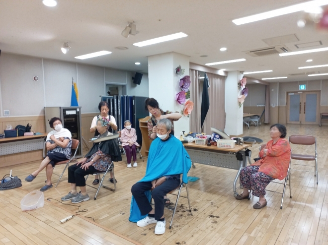 서울 성동구 ‘왕십리도선동 자원봉사단’이 어르신들을 대상으로 이미용 봉사 활동을 하고 있다. 성동구 제공