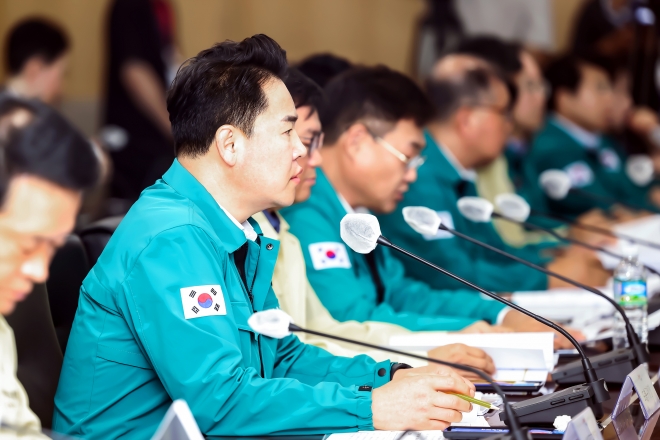 오언석(왼쪽 두 번째) 서울 도봉구청장이 지난 23일 ‘무차별 범죄 대응 서울시·자치구 구청장 회의에 참석해 도봉구 관련 정책에 대해 발표하고 있다. 도봉구 제공