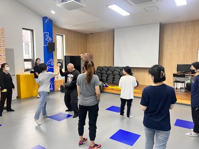 서울 성동구가 진행하는 ‘생활 호신술 안전 교육’에 참여한 구민들이 호신술을 배우고 있다. 성동구 제공