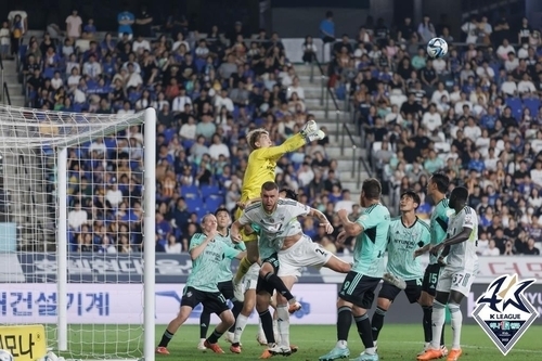 펀칭을 시도하는 울산 골키퍼 조현우. 한국프로축구연맹 제공