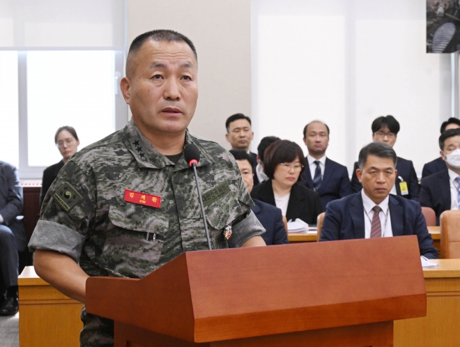 김계환 해병대사령관이 25일 국회에서 열린 국방위원회 전체회의에서 신상발언을 하고  있다. 2023.8.25안주영 전문기자