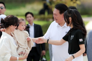 [포토] 尹대통령 부부, 용산어린이정원 다둥이 행사 ‘깜짝방문’