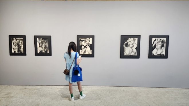 지난 24일 부산 수영구 국제갤러리에서 개막한 최욱경 개인전 ‘낯설은 얼굴들처럼’에서 한 관람객이 인체 드로잉을 살펴보고 있다. 정서린 기자