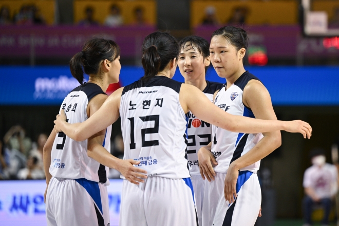 아산 우리은행의 박지현(오른쪽)이 27일 충북 청주체육관에서 열린 2023 박신자컵 용인 삼성생명과의 경기에서 동료 선수들과 대화하고 있다. 한국여자농구연맹 제공