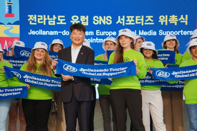 박창환 전남도 정무부지사와 유럽 8개국 서포터즈들이 위촉식 후 기념사진을 찍고 있다.