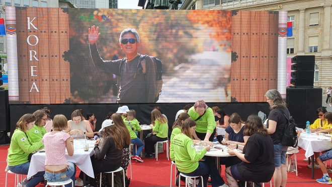 박물관강변축제 기간 외국인들이 압화 부채만들기 체험을 하고 있다.