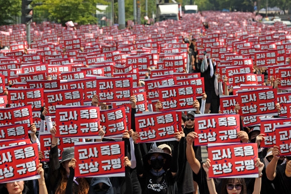 26일 오후 서울 영등포구 국회 앞에서 전국교사일동이 연 ‘국회 입법 촉구 추모집회’에서 참가자들이 손팻말을 들고 있다. 이들은 지난달 22일부터 매 주말 서이초 교사 사망 사건의 진상 규명을 위한 집회를 열고 있다. 2023.8.26 연합뉴스