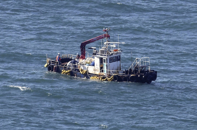 24일 교도통신이 촬영한 사진. 이날 오염수 방류가 시작된 일본 후쿠시마 제1원자력발전소 앞바다에서 실시간 해양 방사능 감시 선박이 해수 샘플을 모으고 있다. 2023.8.24  교도 로이터 연합뉴스