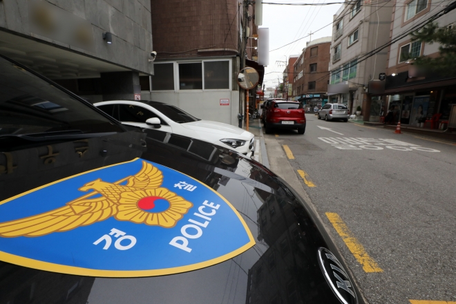 지난 26일 저녁 양손에 흉기를 든 30대 남성이 경찰과 대치 후 체포되는 사건이 발생한 서울 은평구 갈현동 한 빌라에 경찰이 출동해 있다. 뉴시스