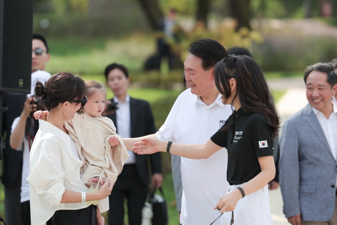 尹대통령 부부, 천안함 티셔츠 입고 ‘다둥이 행사’ 깜짝 방문