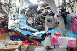 [속보] 포항 어시장 위로 1t 화물차 추락…12명 중·경상