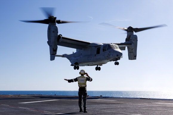 호주 국방부가 27일 미군과의 합동 훈련 ‘레데터스 런’ 참여한 미 해병대의 헬리콥터 벨 보잉 V22 오스프리 항공기가 북부 멜빌 섬에 추락했다고 밝혔다. 사진은 호주 해군이 지난 7일 ‘시 레이더’ 훈련에 참가, 휫선데이섬 근처에 정박 중이던 애들레이드 순양함 갑판 위에서 미군 해병대 MV 22 오스프리 정찰기가 착륙하는 모습. 앤드루 슬리먼 특무상사·호주 해군 제공 AP 연합뉴스