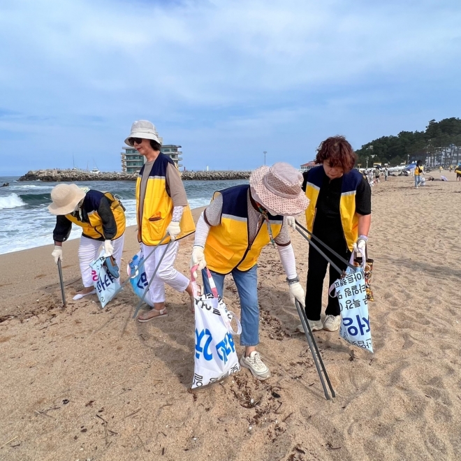 비치코밍 캠페인이 지난 17일 강원 강릉시 안목해수욕장에서 강릉시와 가톨릭관동대 주최로 열려 참가자들이 쓰레기를 줍고 있다. 강릉시 제공