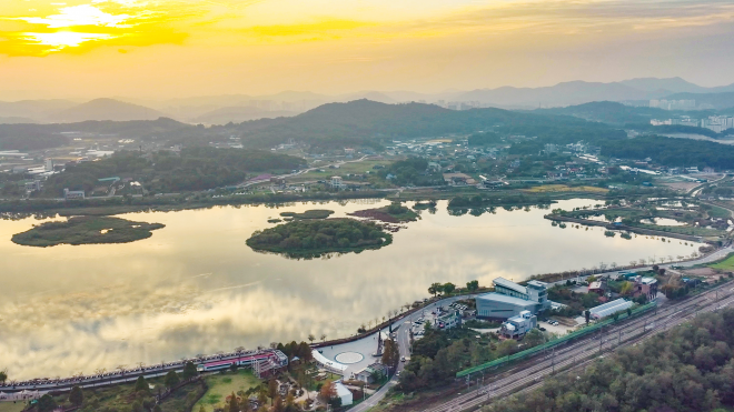 경기 의왕시가 미래 먹거리를 위해 음악산업의 허브 역할을 할 클러스터인 ‘K뮤직 밸리’를 왕송호수공원에 조성한다. 사진은 왕송호수공원 전경. 의왕시 제공