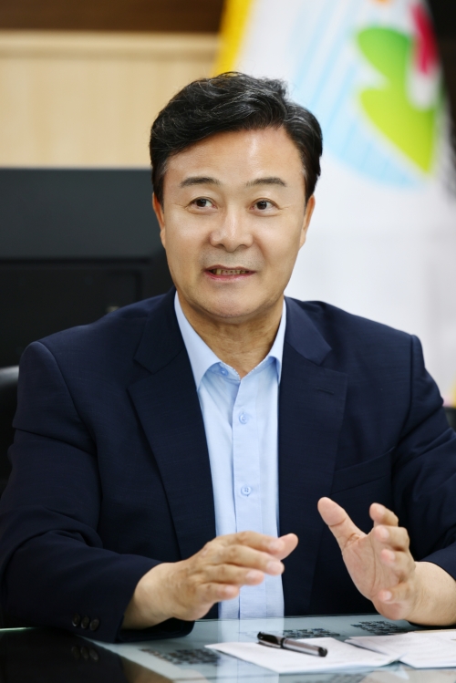 김성제 경기 의왕시장이 27일 집무실에서 진행된 서울신문과의 인터뷰에서 K뮤직 밸리에 대해 설명하고 있다. 의왕시 제공