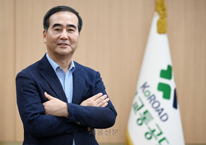 이주민 도로교통공단 이사장이 지난 17일 서울 서초구 공단 서울지부 사무실에서 서울신문과 인터뷰하고 있다. 2021년 2월부터 공단 이사장을 맡은 그는 “공단의 모든 업무는 ‘도로 위 안전과 국민의 생명을 지킨다’에 목표를 두고 있다”며 “자율주행이나 인공지능(AI)과 같은 기술 발전에 뒤처지지 않도록 연구개발에도 힘쓰고 있다”고 밝혔다. 오장환 기자