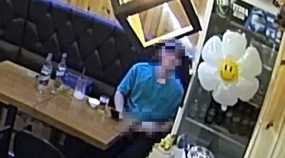 지난 10일 인천 미추홀구의 여성 사장이 홀로 있던 카페에서 4시간 동안 머물며 음란행위를 한 남성이 포착된 폐쇠회로(CC)TV 장면. 네이버 카페 ‘아프니까 사장이다’ 캡처