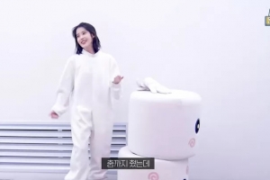 팬들을 위해 마시멜로 탈 쓴 아이유… 대놓고 ‘티’ 냈다
