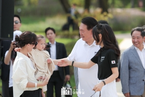 尹대통령 부부 ‘천안함 티셔츠’, 내부행사 단체복 활용된다