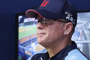 롯데, 서튼 감독 건강 악화로 사퇴…이종운 대행 체제로