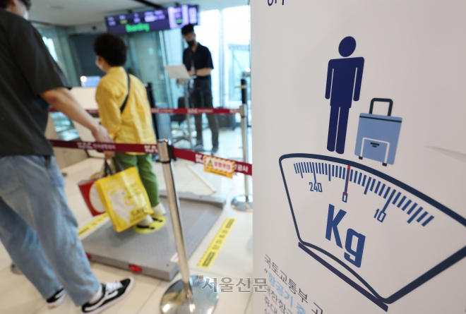 28일 오전 김포공항 국내선에서 대한항공 측이 휴대수하물 포함 승객 표준중량을 측정하고 있다. 2023.8.28 도준석 기자