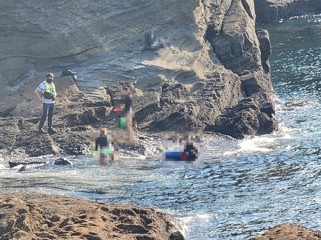 제주해양경찰서는 지난 27일 순찰중 제주시 한경면 용수리 생이기정에서 스노클링하던 레저객 3명을 적발했다. 제주해양경찰서 제공