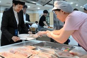 대통령실 구내식당에 ‘모둠회’…주 2회 이상 수산물 점심 제공