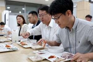 [포토] 우리 수산물로 점심 먹는 대통령실 직원들