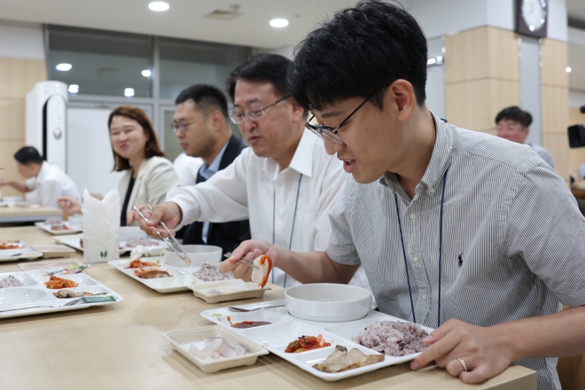 일본 후쿠시마 오염처리수 방류에 따른 우리 어민의 시름을 조금이라도 덜 수 있도록 대통령실 직원들이 28일 우리 연금해 수산물 메뉴로 점심 식사를 하고 있다. 대통령실 제공