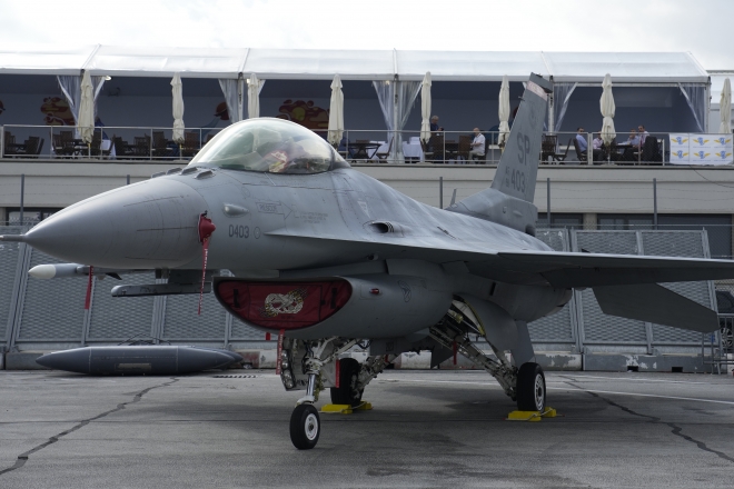 19일(현지시간) 프랑스 파리에서 열린 에어쇼에 미 공군 F-16 전투기가 전시되고 있다. 2023.6.19 AP 연합뉴스 자료사진