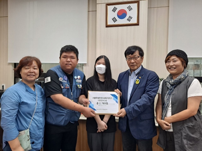 지난 28일 서울학생인권조례지키기 공동대책위원회와 만나 ‘서울시 학생인권조례 지키기’ 서명부를 전달받은 송재혁 의원(오른쪽에서 두 번째)