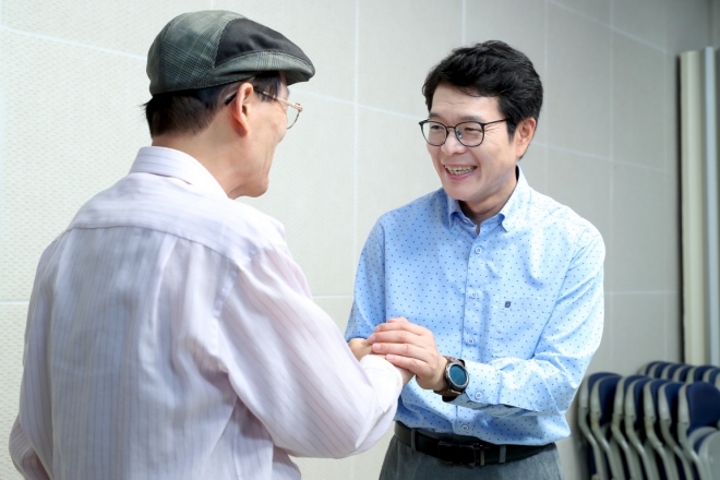 서울 성동구가 어르신의 안전한 일상생활을 위해 저소득 독거 어르신 100가구에 낙상예방 안전용품을 지원한다. 사진은 정원오(오른쪽) 성동구청장이 어르신과 인사를 나누고 있는 모습. 성동구 제공