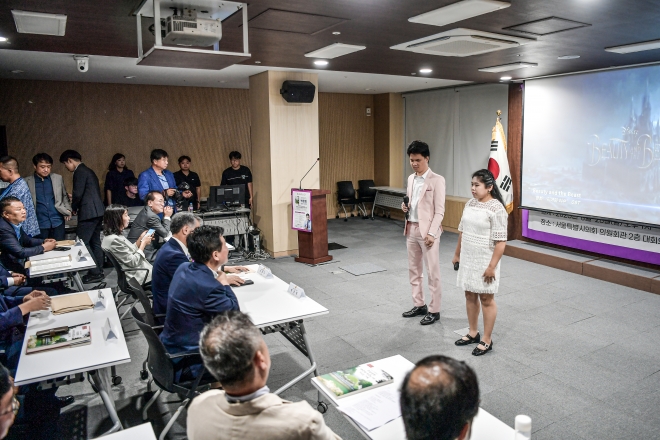 출판기념회에서 노래 공연을 선보인 시각장애인들로 구성된 한빛예술단 소속 보컬 이아름 양과 김지호 군