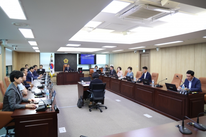 서울시의회 부동산대책 및 주거복지 특별위원회(위원장 임만균) 회의 전경