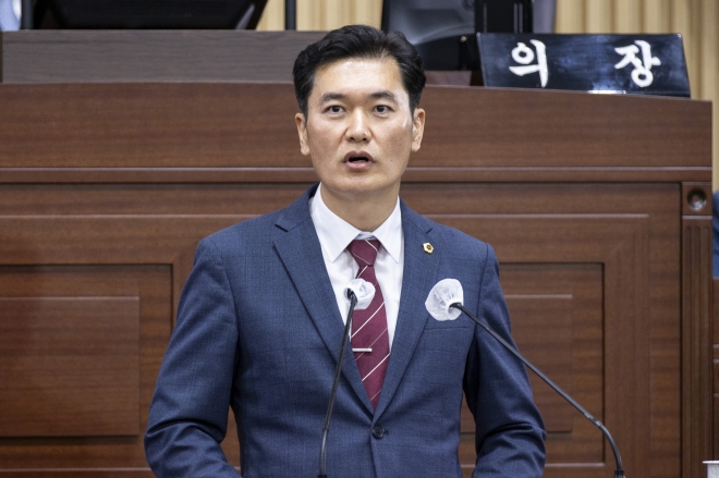 29일 열린 제341회 임시회 도정질문에서 발언중인 김창혁 의원