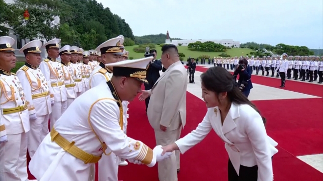 김정은 북한 국무위원장이 딸 주애와 함께지난 27일 북한 해군절(8.28)을 맞아 해군사령부를 방문해 장병들을 축하 격려했다고 조선중앙TV가 29일 보도했다. 김명식 해군사령관이 김정은 딸 ‘주애’와 악수하고 있다. 2023.8.29 조선중앙TV 연합뉴스