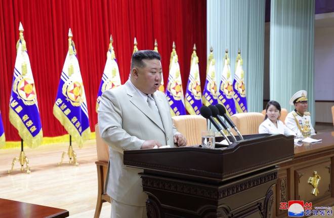 김정은 북한 국무위원장이 딸 주애와 함께 지난 27일 북한의 해군절(8.28일)을 맞아 해군사령부를 방문해 장병들을 격려했다고 조선중앙통신이 29일 보도했다. 사진은 김 위원장이 해군장병들 앞에서 축하연설을 하고 있는 모습. 2023.8.29 조선중앙통신 연합뉴스