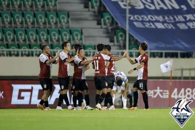 Busan players celebrate Son Ho-young's goal.  Courtesy of the Korea Professional Football Federation.
