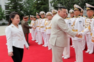 [포토] 北 김정은, 딸 주애와 해군사령부 방문