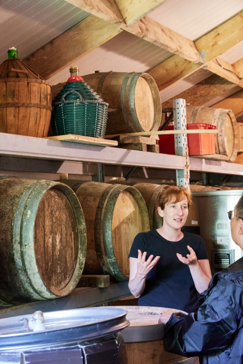 프랑스 브르타뉴 지역 시드르 생산자가 오크통에 숙성시킨 사과 증류주에 대해 설명하고 있다.