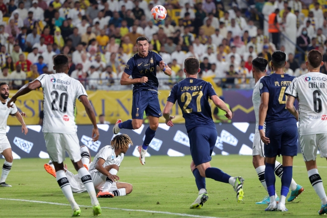 알 나스르의 크리스티아누 호날두가 30일(한국시간) 알 샤바브와의 경기에서 헤더를 하고 있다. AFP 연합뉴스