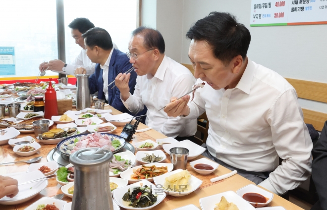 김기현 국민의힘 대표를 비롯한 주요 당직자들이 29일 오후 연찬회를 마친 뒤 인천 중구의 한 수산물 전문식당에서 오찬 식사를 하고 있다. 2023.8.29 안주영 전문기자