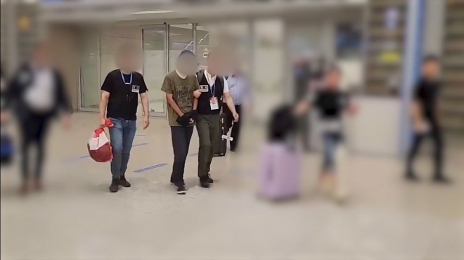 음란물 유포 혐의 30대 남성이 지난 22일 인천국제공항으로 송환돼  검거됐다. 제주경찰청 제공