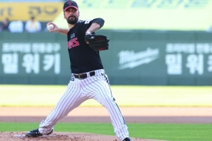 한국시리즈 앞두고 먼저 짐 싼 LG 투수 플럿코 “평생 응원하겠다”