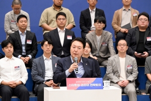 尹 “정부 주도 스타트업 생태계, 민간·시장 중심으로 바꿔야”