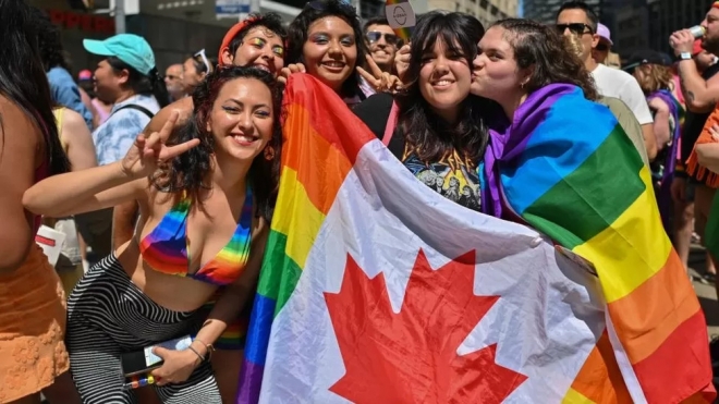 지난 6월 캐나다 토론토에서 거행된 ‘게이 프라이드’에 국기를 펄럭이며 즐거워하는 여성 LGBT들. AFP 자료사진