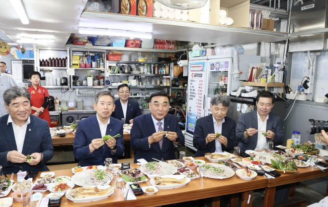 김두겸(왼쪽에서 세 번째) 울산시장이 30일 농수산물도매시장에서 시청 공무원들과 함께 수산물 촉진 캠페인을 벌인 뒤 ‘전어회 점심’을 먹고 있다. 울산시 제공