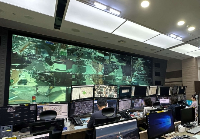 서울 관악구 관제센터에서 관제 요원들이 지역 곳곳의 안전 상황을 살펴보고 있다. 관악구 제공