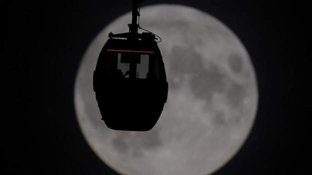 영국 런던 케이블카를 탑승한 이들은 가장 멋진 보름달 정취를 만끽했을 것이다. PA 미디어   영국 BBC 홈페이지 캡처