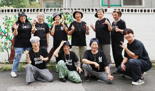 경북 칠곡군 지천면 신4리 할머니들이 결정한 ‘수니와 칠공주’. 칠곡군 제공